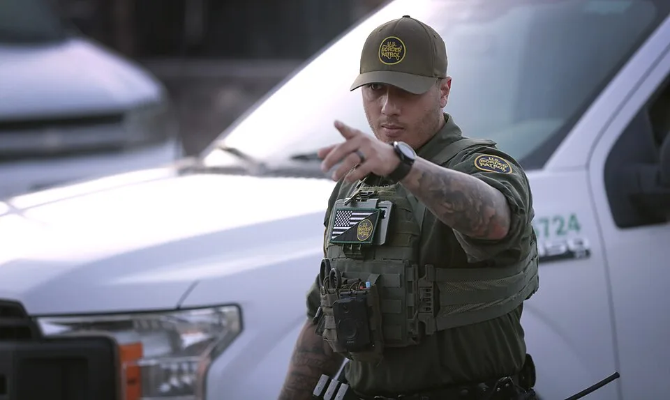 U S Border Patrol agents in Sunland Park, N M (53866542967)