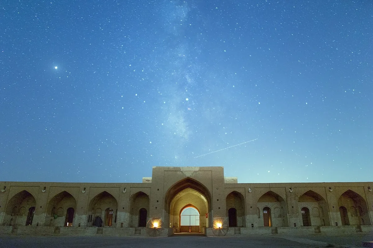 کاروانسرای دیرگچین بزرگترین کاروانسرای خشتی گچی ایران - نورپردازی با فانوس - عکاسی در شب 09