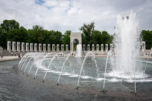 Someone Bubble-Bombed the WWII Memorial and Spray-Painted It Pink