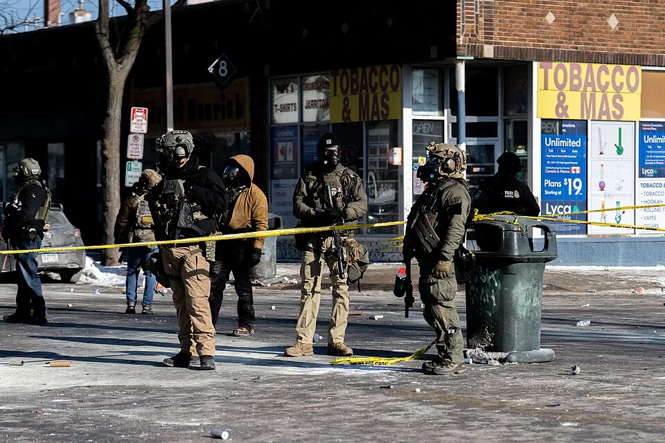 Federal officers following another ICE agent shooting in Minneapolis (55059684015)