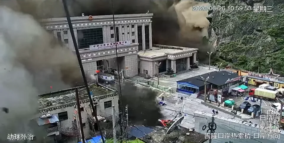 Mudslide at Gyirong Port 2 (screenshot)