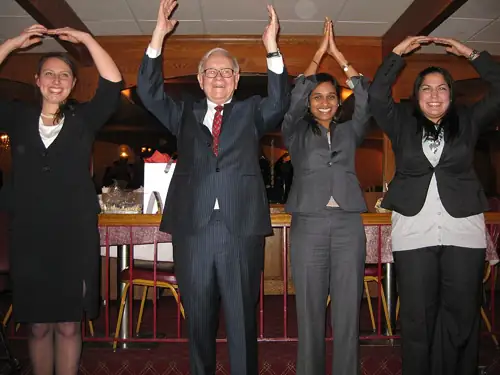 Warren Buffett, 96, Finally Lets Go of the Wheel