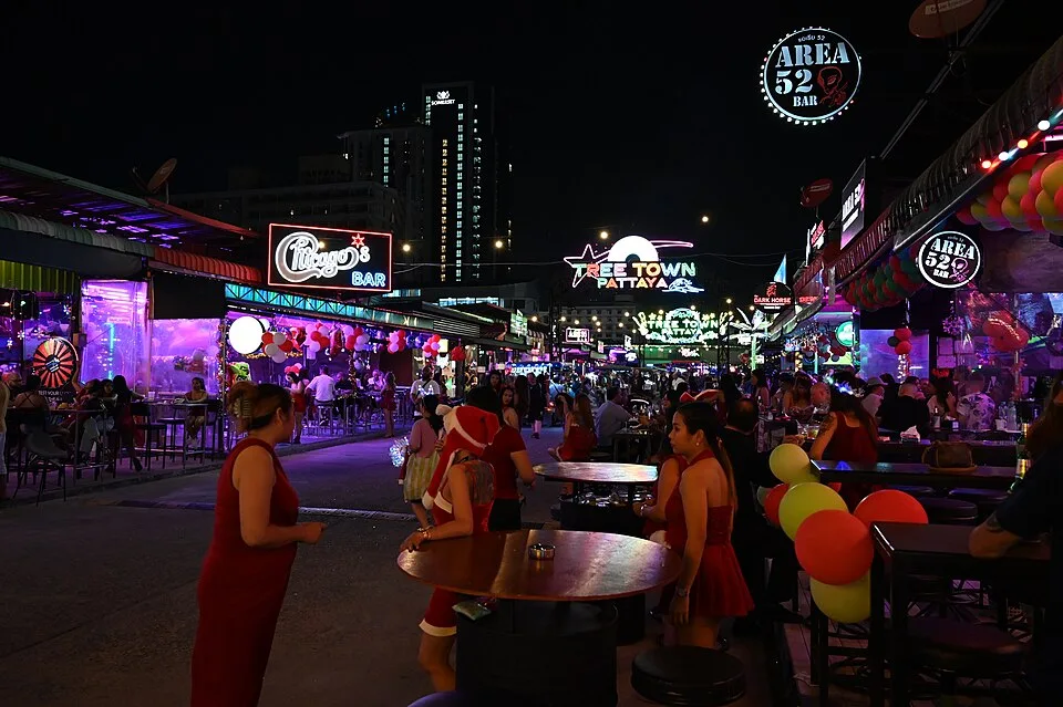 DZ6 2338 Neon nights and lively streets - the nightlife district buzzing with music lights and people enjoying the evening