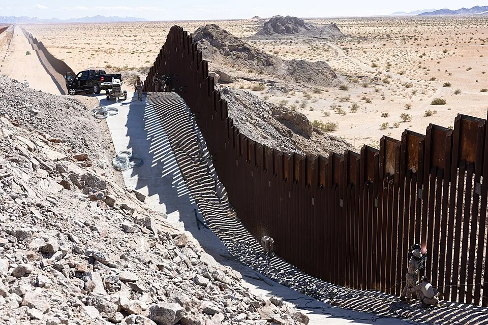 JTF-SB Marines Strengthen Southern Border Barrier (9372948)