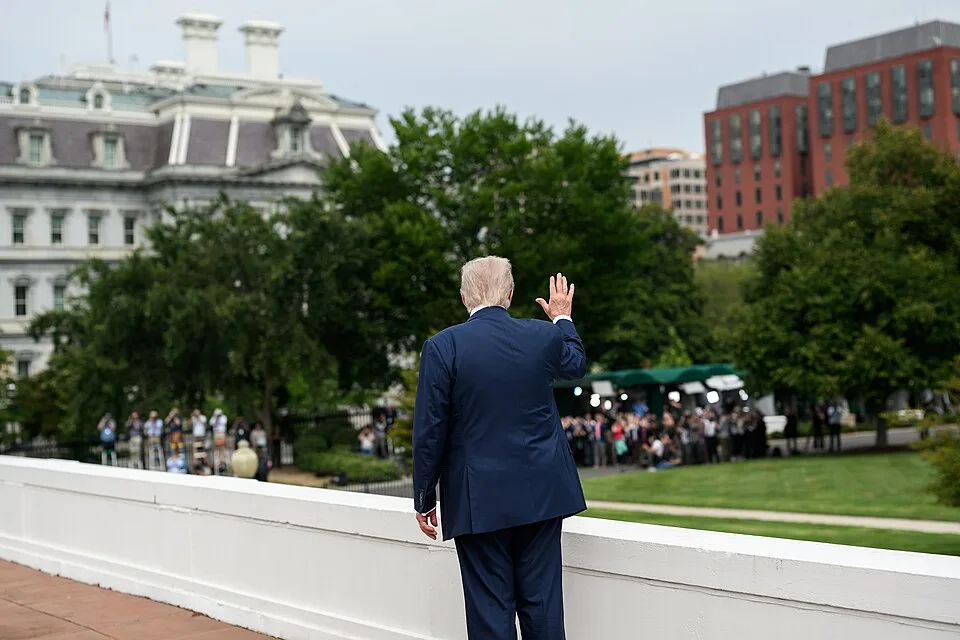 P20250805MR-1159 President Donald Trump visits the gift shop in the East Wing and speaks with Director of Facilities and others on the roof of the White House