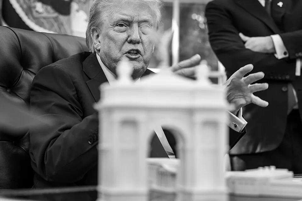 President Donald Trump meets with members Cabinet members and others about the proposed “Victory Arch” in the Oval Office (54870239380)