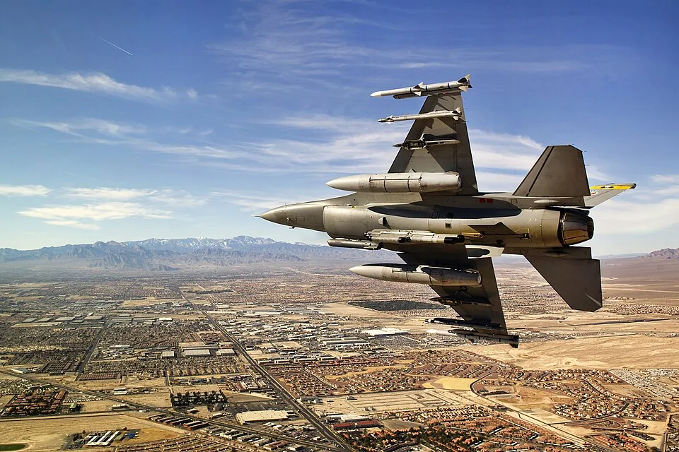 A USAF F-16 pilot breaking right on final approach over northern Las Vegas