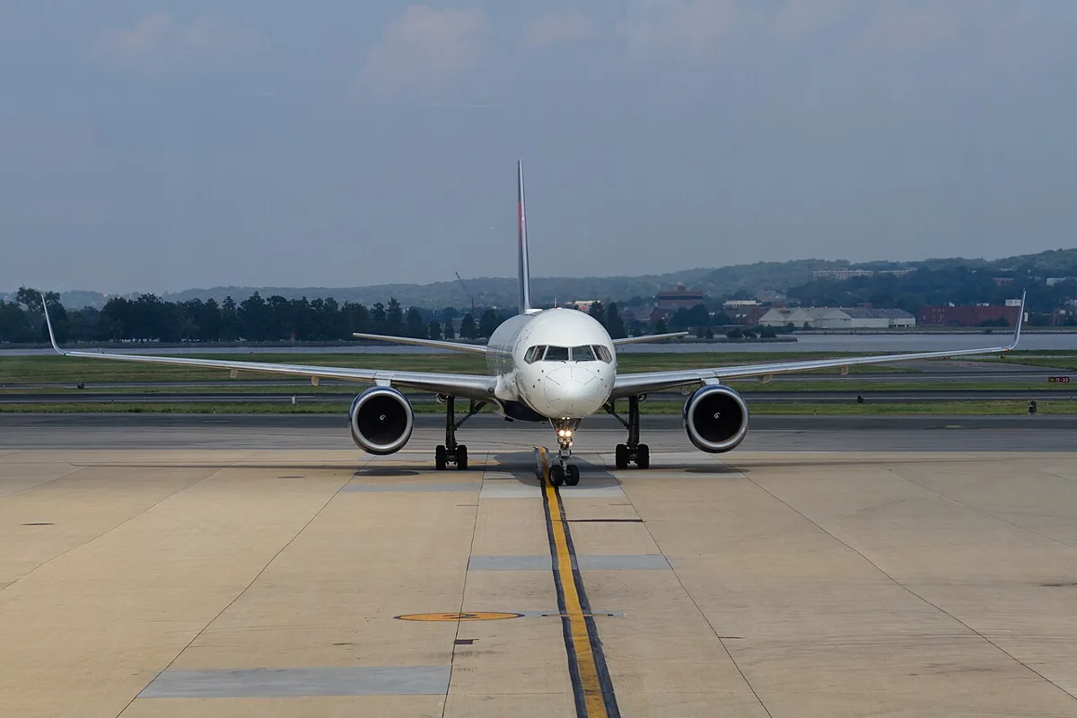 Delta - B752 - N649DL at DCA - 2012-07-16