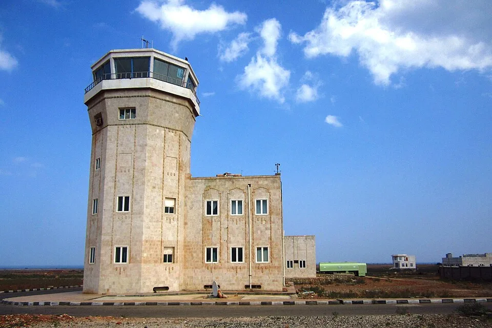 Airport tower (6408250813)