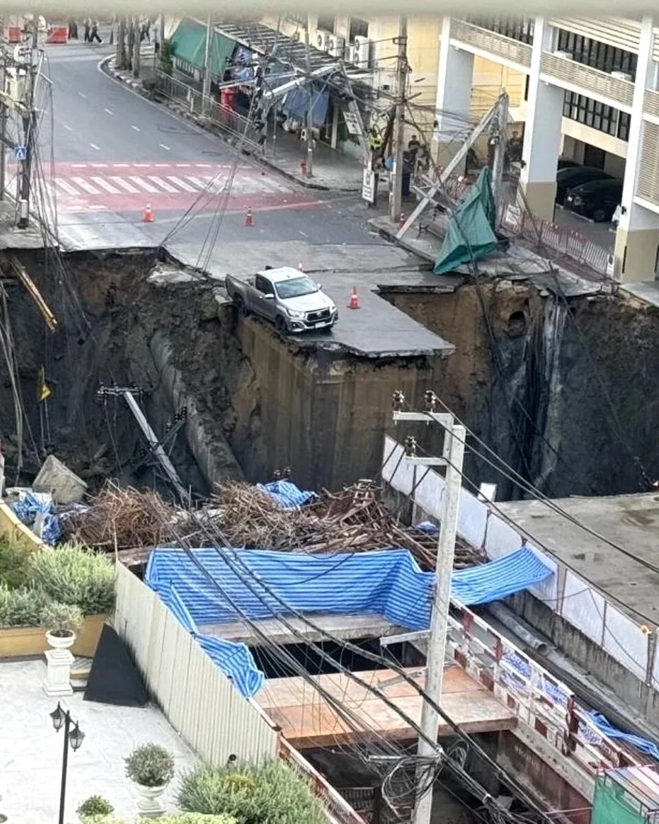 Road subsidence near Vajira Hospital on September 24, 2025