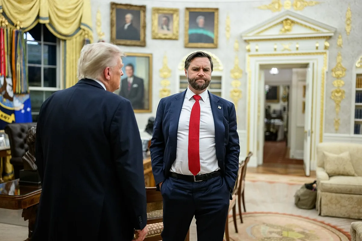 P20250909DT-1104 President Donald Trump has dinner with Cabinet members