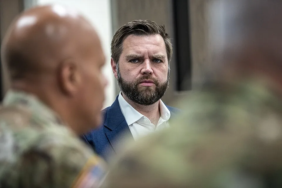 Senator JD Vance visits Rickenbacker ANGB (10)