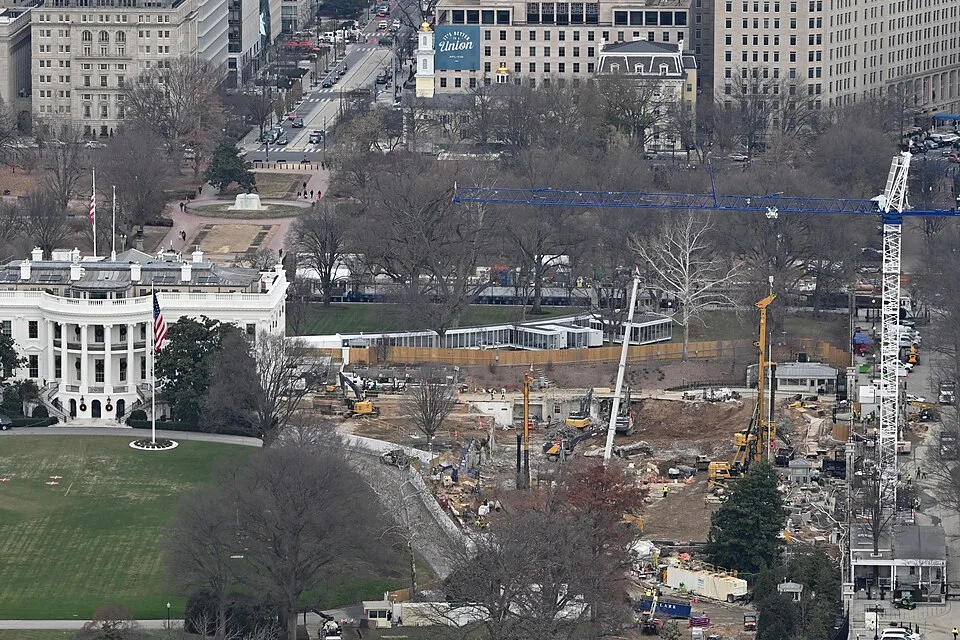 2025-12-17 White House east construction Washington DC 11-24-27 (cropped)