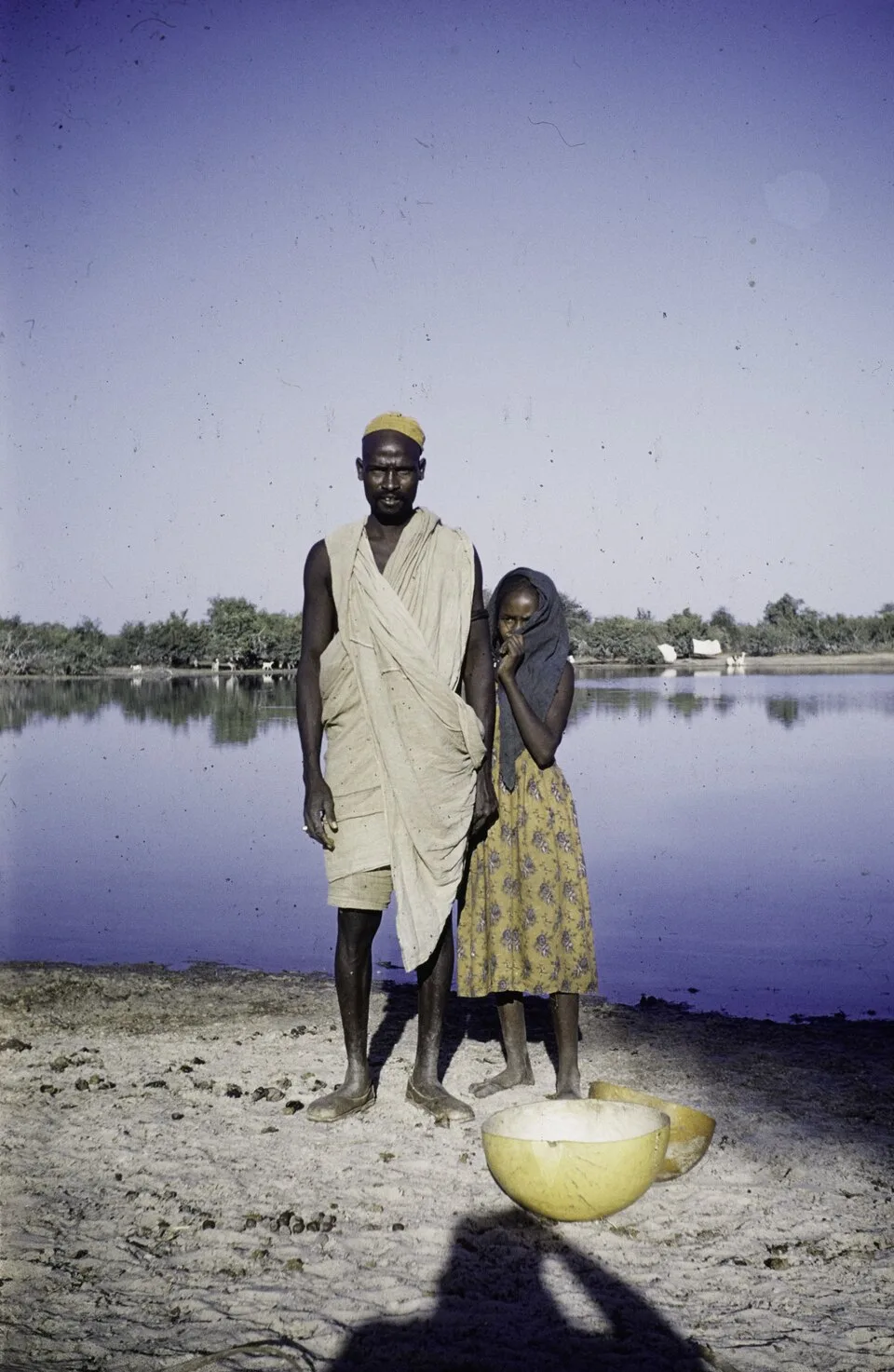 ASC Leiden - NSAG - van Dis 4 - 023 - A tall Sudanese father and his daughter - From El-Obeid (Al-Ubayyid), North Kordofan to Nyala, South Darfur, Sudan - 21-24 December 1961