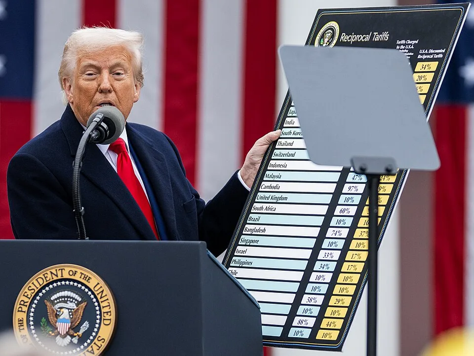 Donald Trump with new Presidential tariff chart on 2 April 2025 at the White House (cropped)