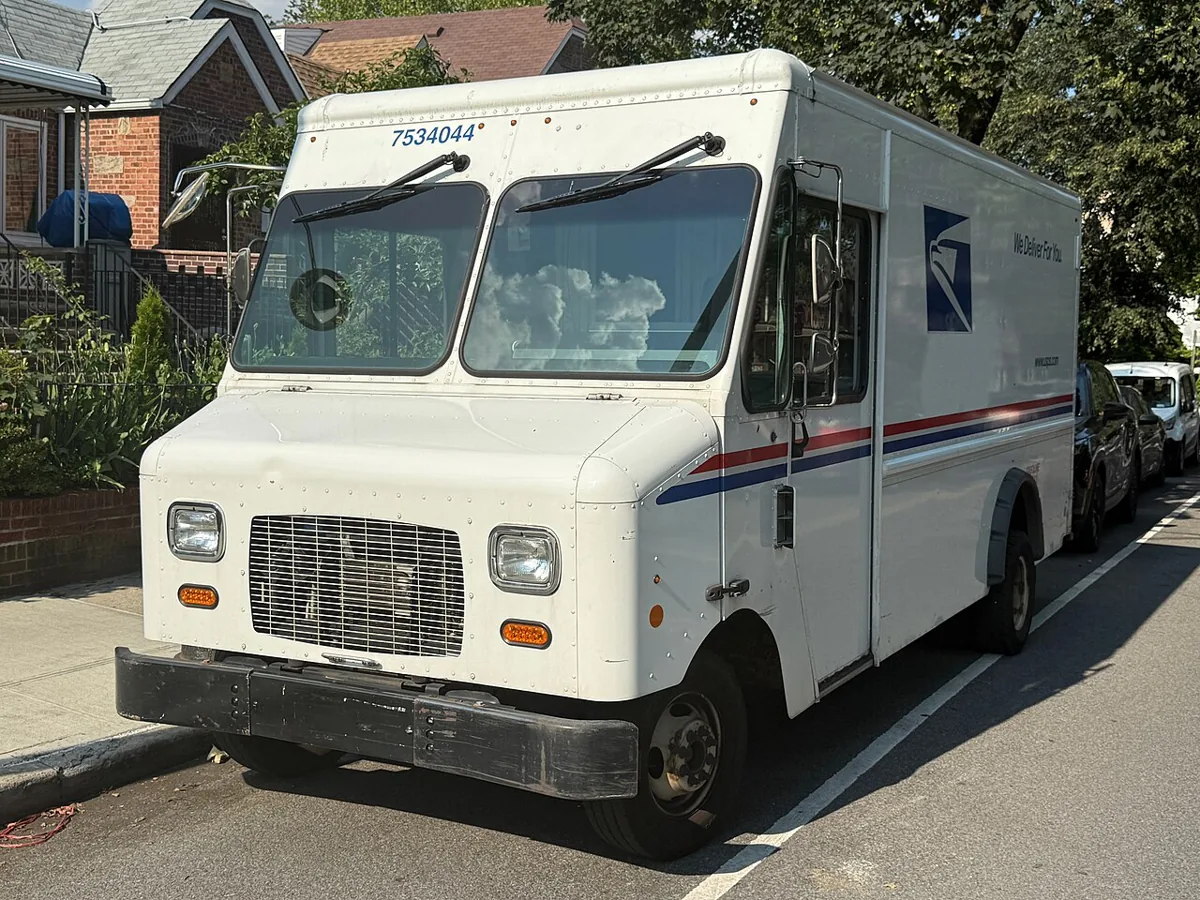 1987 Grumman Long Life Vehicle of the United States Postal Service (mail track 7534044)