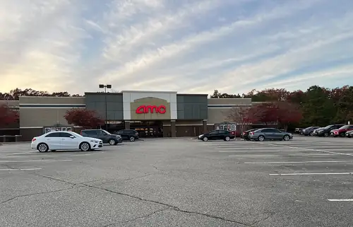 Man Pepper-Sprays Phone User at AMC, Sends 3 to Hospital