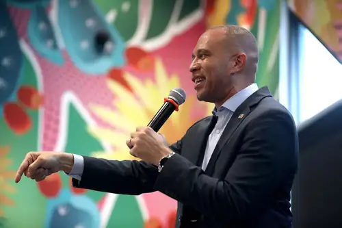 Jeffries Claims He and Mamdani Agree on Everything, Hopes You Won't Notice