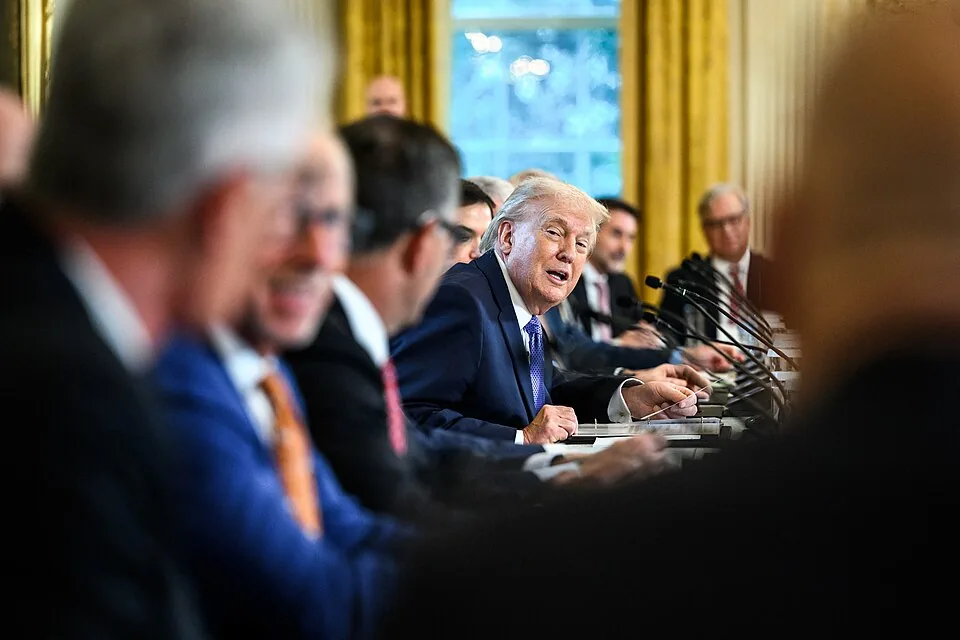 P20260109MR-0972 President Donald Trump attends a roundtable with energy officials and executives from the oil industry in the East Room of the White House