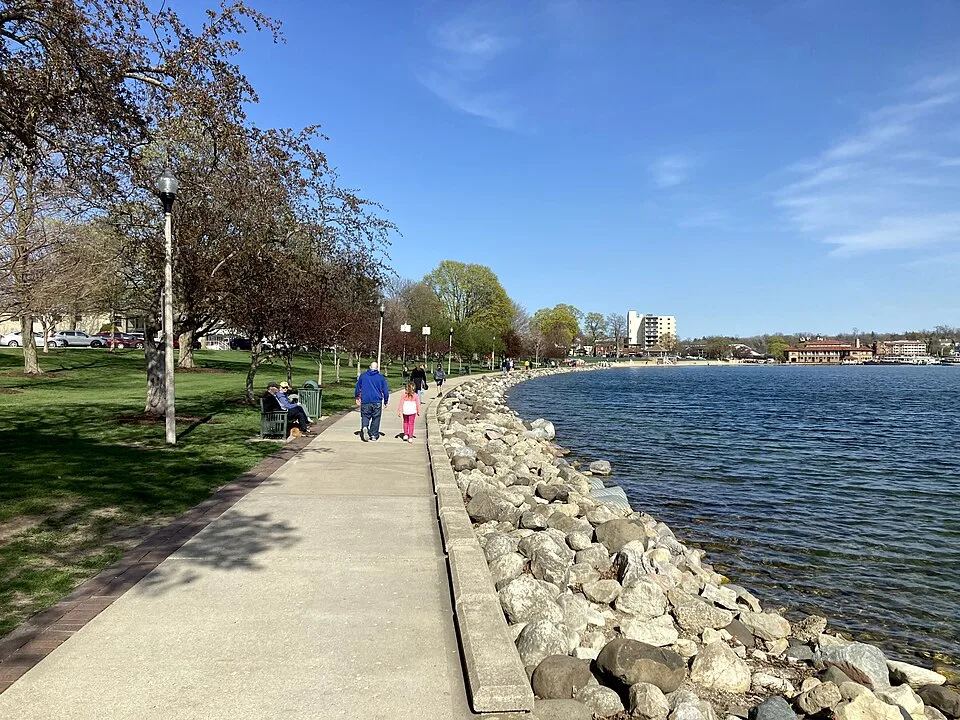 Lake Geneva April 2025 13 (Lake Geneva Shore Path)