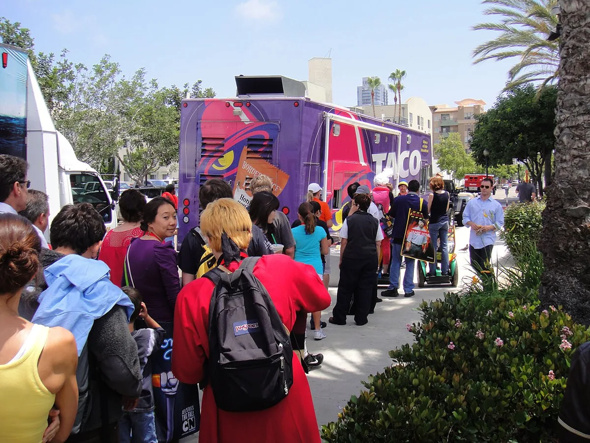 Comic-Con 2010 - Taco Bell truck with free tacos! (4875046096)