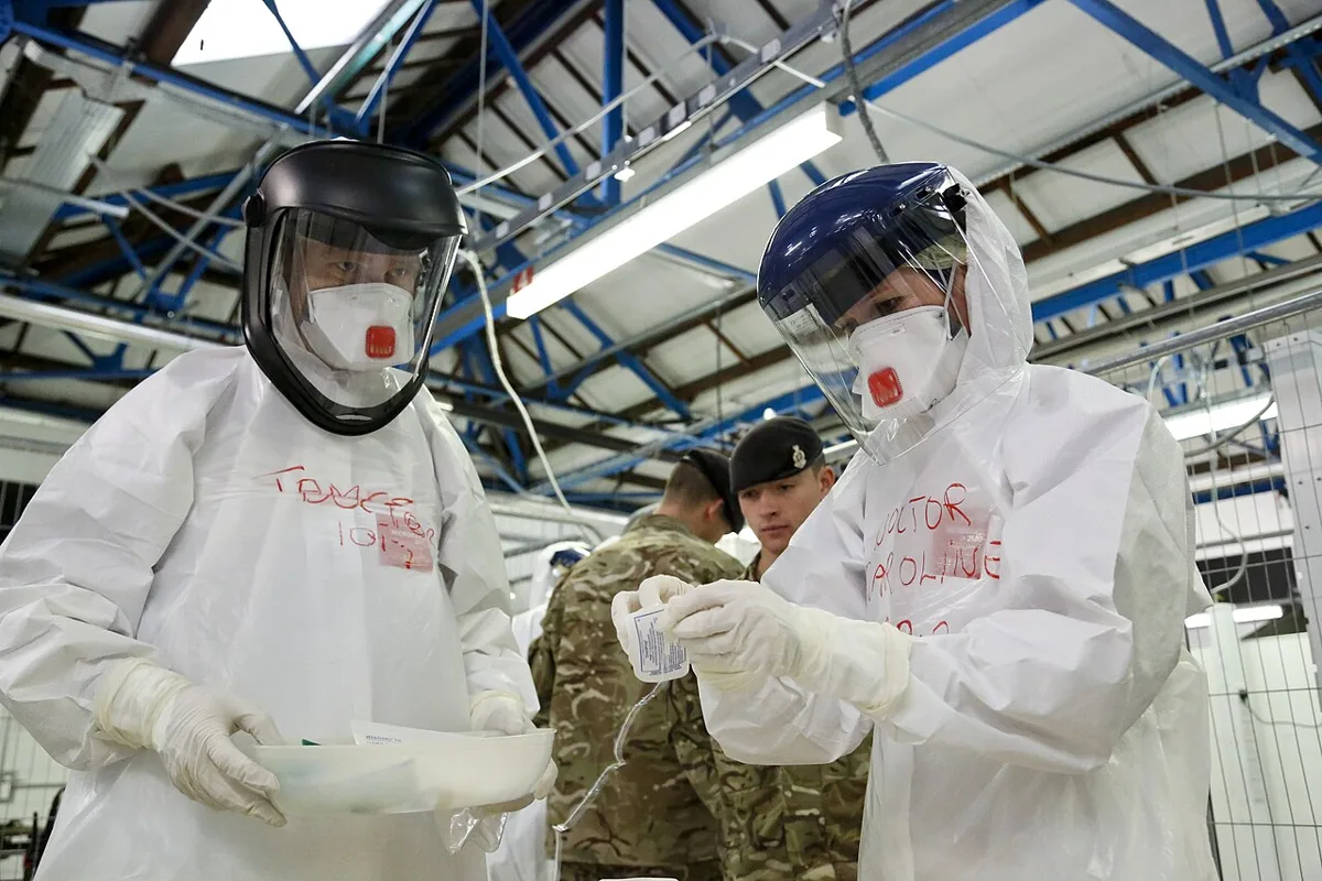 Doctors and nurses from the NHS train in Ebola saftey equipment (15811262376)