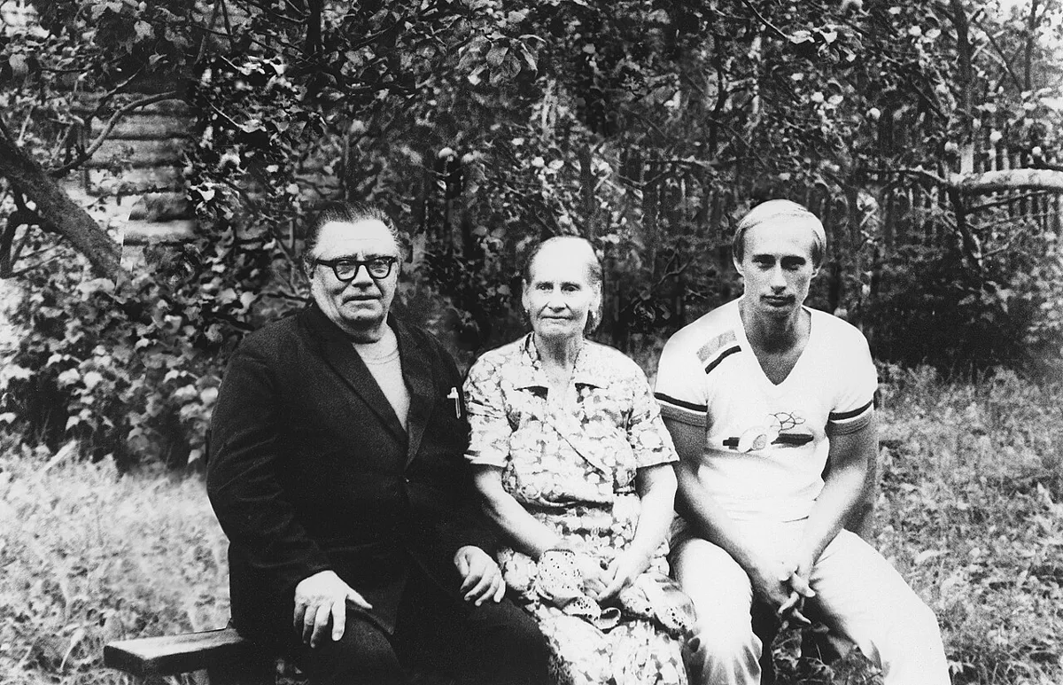 Vladimir Putin with parents in 1985