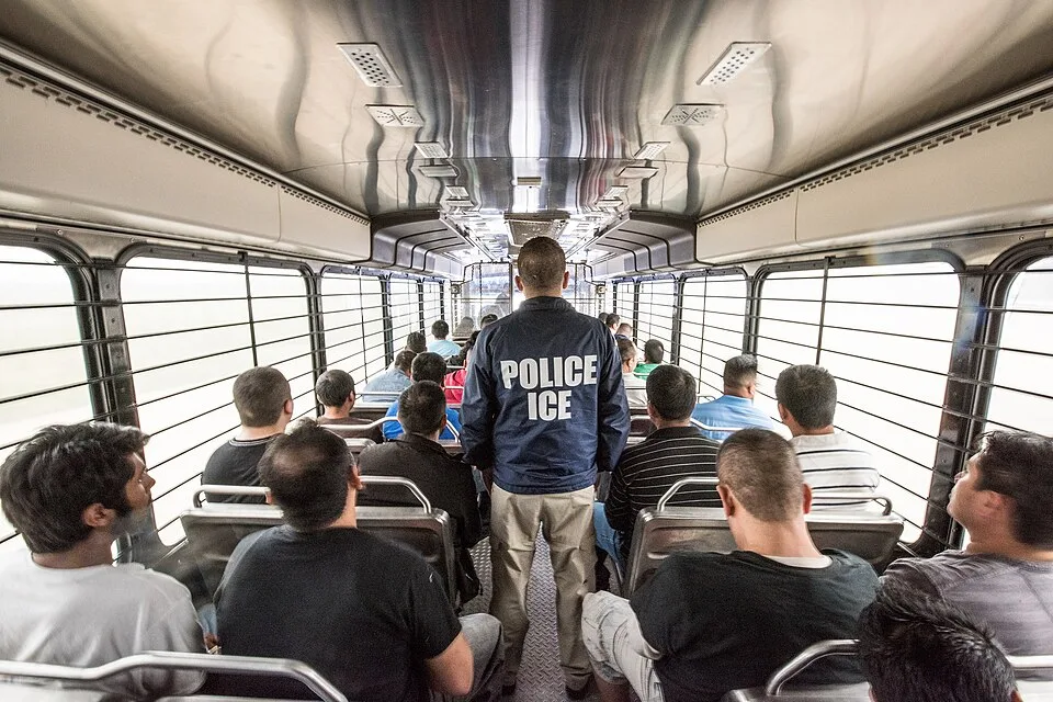 An ERO officer escorts aliens headed to an ICE detention facility in Chicago, Ill (50044712741)