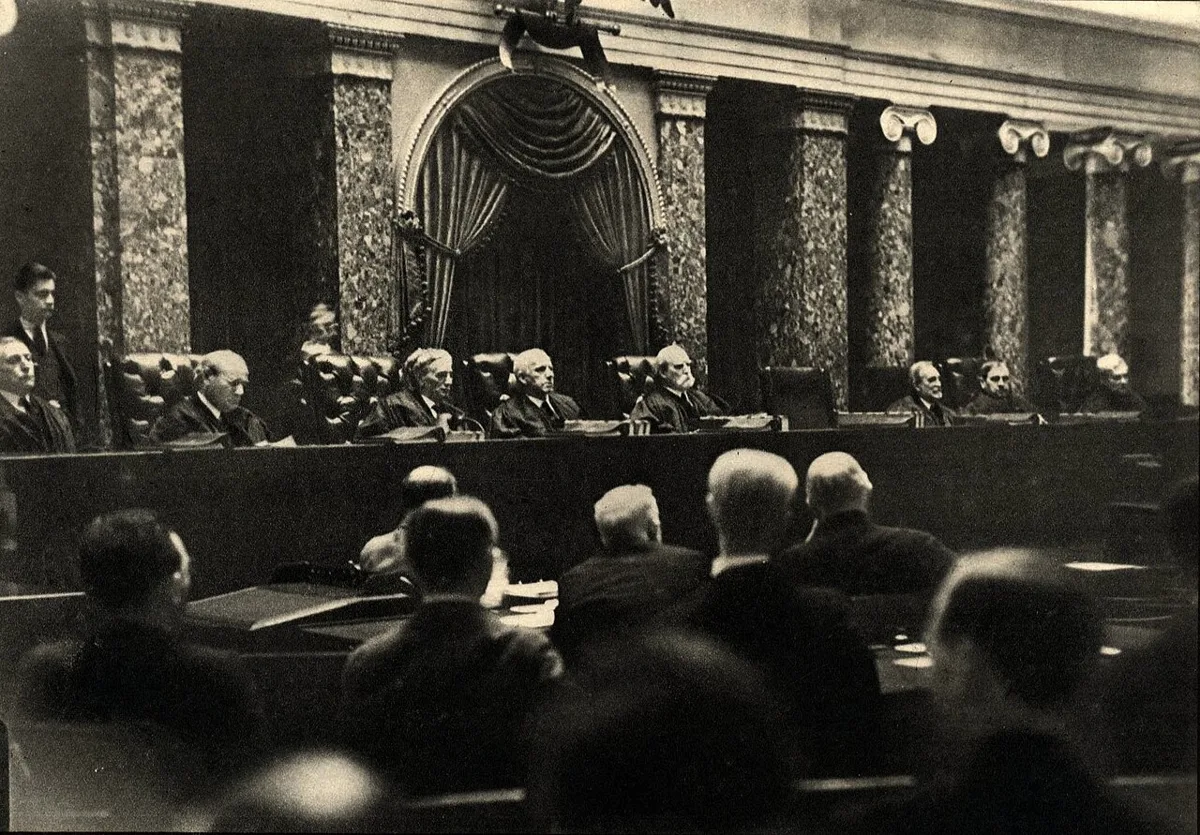 Erich Salomon - The Supreme Court, 1932
