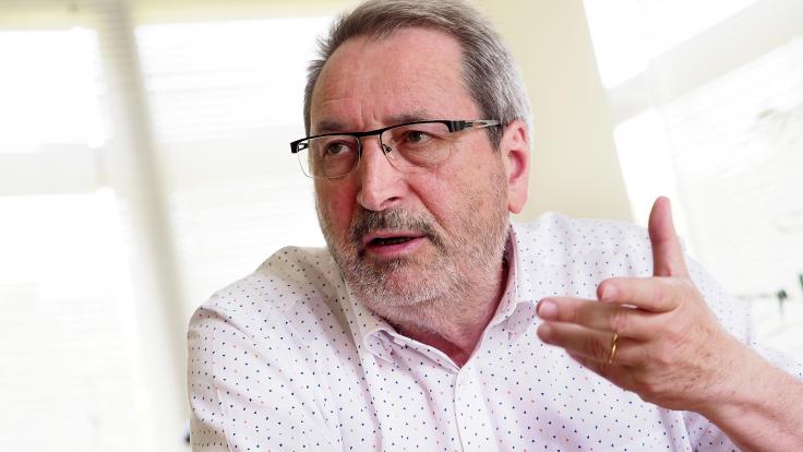 Settlers Beat a French Mayor With Iron Bars; Netanyahu Blames a 'Smear Campaign'